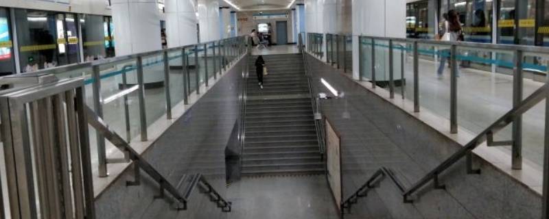 老西门几号出口到上海红房子医院